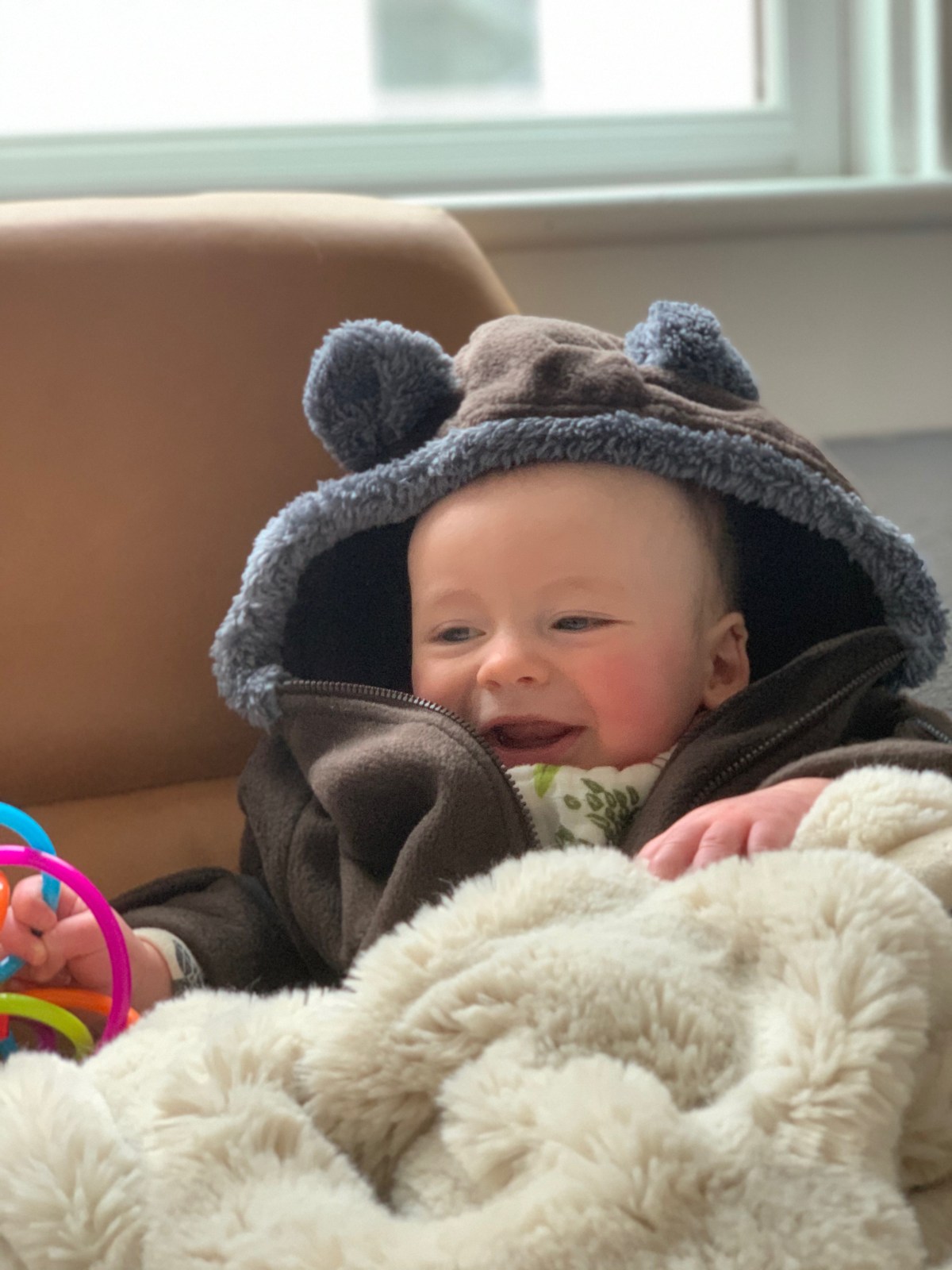 Parker’s eating solid foods….well some of it! 🍌🍓🥑